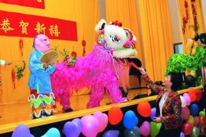 TKU President Flora Chia-I Chang hands a red envelop to the lion dancers.