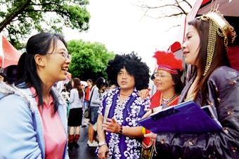 Last Wednesday, 135 enterprises came to TKU to set up a stall and recruit talents. Every enterprise promoted company's characteristic actively invariably. Among them, representatives of Nan Shan Life Insurances dress up as indigenous people to attract student to check it out.