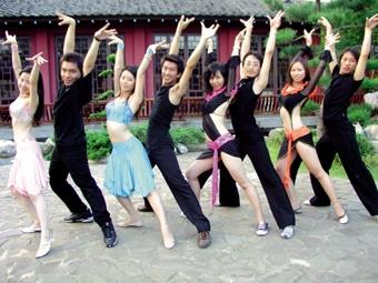 國標社同學在覺軒教室彩排舞蹈，展現讓人心跳加速的風情。（國標社提供）