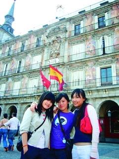 連寅君（左一）與同學於馬德里主廣場拍照留念。