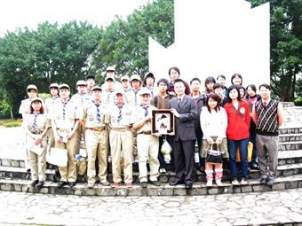 Fourteen scouts of the &quot;Taiwan Yangmingshan Camping Delegation&quot; from Tokyo, Japan, visited TKU last Thursday. They presented Japanese folk art piece to TKU scouts and took photos together at Scroll Plaza