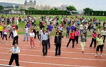 A “Ten Thousand Steps A Day Keeps Doctors Away” walking campaign was held on May 18. Two Olympic athletes, Yang Chuan-kuang and Chi Chen were the guests of honors who joined Dr. Flora Chang, TKU President and nearly 400 faulty, staff and students for the warming-up before the walk.