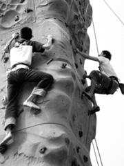 5日舉辦攀岩的體驗活動，吸引多名同學和貴賓前往一試身手。（攝影/記者吳采璇）