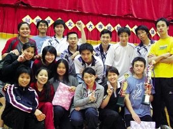TKU men’s and women’s teams delivered top performance at the 2006 Northern Collegiate Badminton Friendship Match. Men’s won the championship, while women’s settled for fourth. (~ Ying-hsueh Hu )