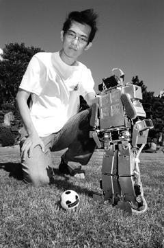 人形機器人隊長黃楷翔及第3代機器人。