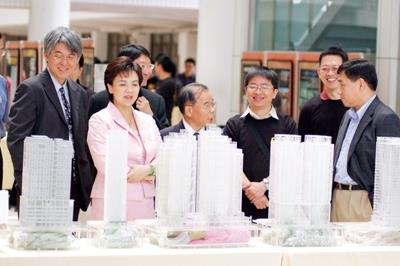 The exhibition was open by Dr. Flora Chang (second from the left) and Dr. Kao Po-yuan, the Vice President for the Administrative Affairs (first from the left), Dr. Chen Kan-nan, the Director of Office of the Research and Development (third from the left) were also invited. Dr. Cheng Chii-ming the Director of the Wind Engineering Research Center (first from the right) led his fellow researchers and students were explaining the models, which are real cases they have worked on.