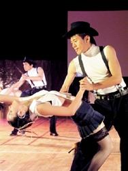 國標社員一身勁裝，表演「金山恰恰」，以輕快的舞步為當天的成果展暖場。（國標社提供）
