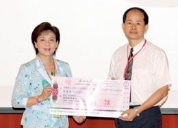 校長（左）頒發百萬團體獎及十萬個人獎給翁慶昌的研究團隊。（陳振堂攝）
