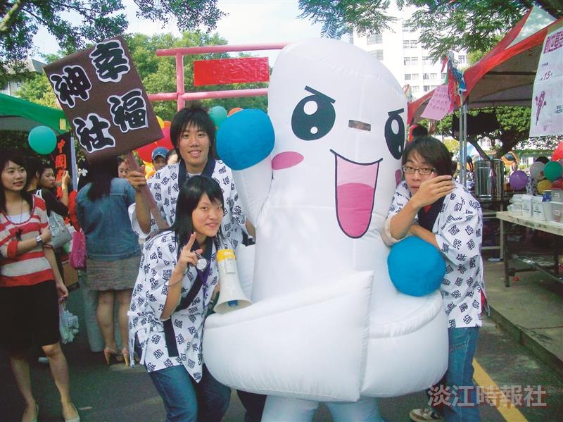 蛋捲節吉祥物「蛋蛋」在園遊會現場遊園，吸引更多人潮爭相拍照，為校慶活動帶來高潮。