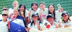 體育室講師吳以方（上排右一）獲得亞太救生錦標賽「拋繩」金牌，高興地與各國得獎選手合照。
