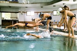 由體育室主辦的水上運動會，聚集了各方游泳好手一較高下。（攝影�邱湘媛）