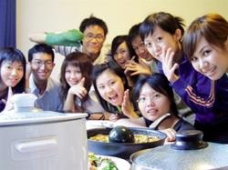 Pace of living in Germany is slow. For many exchange students, cooking is the source of joy in daily life. The photo shows Lee Jing-yi’s performance of cooking skill for treating other exchange students.