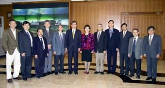 Yuan T. Lee, President of Academia Sinica, meets President Flora C. I. Chang after his speech at Tamkang.