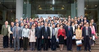 During the emulating tour, representatives from MOE and 24 private universities took photo in front of Chueh-Sheng Memorial Library.
