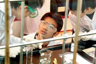 High-school students in lab coats in hot discussion at The Chung-ling Chemistry Innovation Contest, held by the Department of Chemistry.