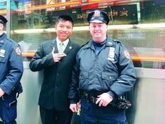 徐豐（左一）去參觀瑞士投資銀行UBS紐約總部，經過時代廣場時，與紐約市警察合影。