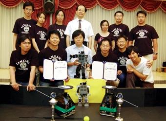 電機系教授翁慶昌（後排中）帶領14名學生，參加世界盃機器人足球賽，獲得一金一銅之殊榮。（圖/記者陳振堂）