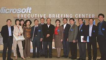 TKU President, Dr. Flora Chang (sixth from right), who was invited to visit the headquarters of Microsoft, was seen here in a picture taken with other university presidents.