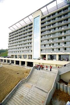 President Flora C. I. Chang led teachers and students to inspect Lanyang Campus. Students felt fascinated with the new dormitory, looking forward to moving in soon.