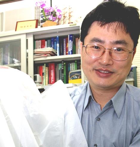 Professor Don Trong-ming demonstrates a biodegradable plastic made from bacteria formation starch.