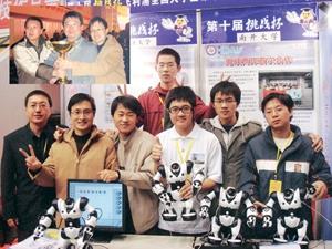 Dr. Shaw Reuy-shiang, Chair of the Dept. of Information Management (center), Dr. Hsien Shu-song (left) and Dr. Hsieh Mao-chiang (right) of Nankai University took pictures with their prize. The robots with cute facial expressions, co-developed by Dept. of Information Management, TKU, and Nankai University.