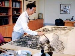 The artist in residence at Lanyang, Chou Chen, is drawing for the exhibition, “Beauty of Lanyang”, that is to commemorate the 56th TKU founding anniversary.