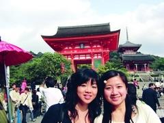 蔡畹青（右一）與同學參觀京都的清水寺。