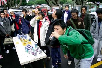 保險週在7日舉行「喝可樂大賽」，有不少同學參加喝免費飲料。（圖/記者  嘉翔）