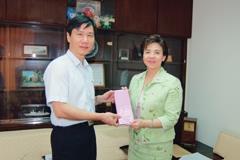 Dr. Flora Chang, the President of TKU received Dr. Huang Kuo-jen last Wednesday, presenting him with presents for his achievement of winning a distinguished paper award in Japan.