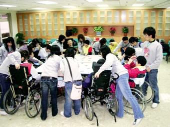 炬光社前往台北縣八里愛心教養院服務，與院童親密互動，進行各種創意活動。（圖/炬光社提供）