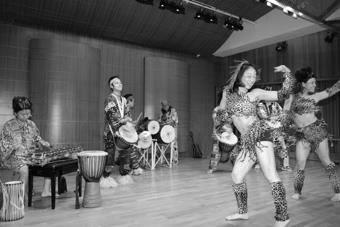 「西非部落」樂團身著西非傳統服飾，在舞台上熱情地載歌載舞，奔騰的鼓聲，震撼人心。（記者郭展宏攝）