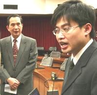 Lo Yunn-chyr (left), Dean of Office of General Affairs, listened carefully to the suggestions by the chief auditors of the organization, Chang Chin-che (right) after his inspection of TKU campus.