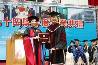 Chen Chia-hong, Ph. D. Graduate suffering rare spinal disease, received certificate of diploma from President Flora C. I. Chang and faced the future with confidence.