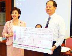 張家宜校長頒給機器人團隊150萬獎金，由電機系系主任翁慶昌受獎。(陳振堂攝)