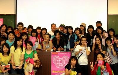 The picture showed Terri Kwan, Peter Ho, the director and exciting students.
