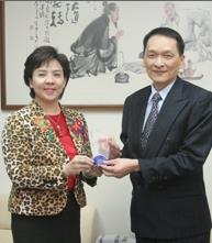 TKU President Flora C.I. Chang is giving a medal to Chi Chen-chiang for his generosity in setting up a scholarship to repayment to his alma mater.