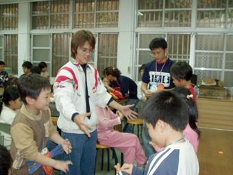Figure: Chiayi and Yunlin Alumni Association presented a “Discovering the Beauty of Taiwan” camp. Ming-sheng Lu, a freshman of Department of Mathematics, made up as President A-Bien and taught the children to make magic tricks.