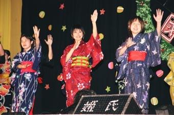 麗澤之夜中，來自日本的交換生身著和服，搭配著日本傳統太鼓的「盂蘭盆舞踏」，讓人彷彿置身在日本傳統節慶的慶典會場。（記者詹芳豪攝影）