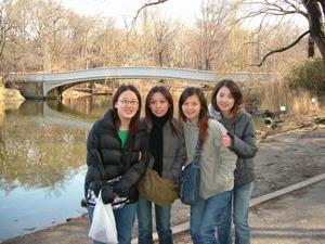 作者（左二）於春假期間和淡江的同學一同到紐約自助旅行，在紐約中央公園拍照留念。