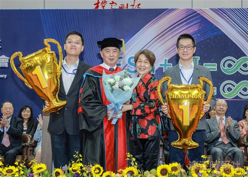 王紹新獲頒名譽管理博士學位