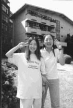 韓國姐妹花    許慧（圖右）、陳佑珍：「很高興來淡江，這裡實在太好玩了！」（圖/張佳萱攝