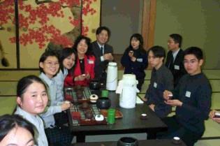 由國交處主任陳惠美（中穿紅衣者）帶領本校茶藝社同學（左排）與駒澤大學（右排四位）同學一起切磋茶道。（課指組提供）