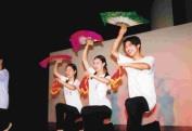 舞研社三位同學上週五在藝術祭活動中，演出拿手的雲南花燈舞。〈記者范淑惠攝影〉