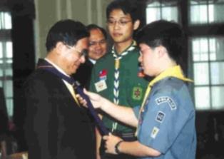 保險三蕭家憲（中）上週一前往總統府，做為童軍總會代表，為阿扁總統佩戴領巾。（圖/中央社提供）