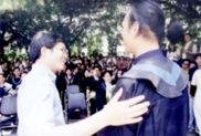 建 築 系 副 教 授 曾 旭 正 在 該 系 自 辦 的 畢 業 典 禮 上 ， 給 畢 業 生 盧 祥 偉 諄 諄 的 教 誨 。 （ 攝 影 \ 陳亭谷 ）