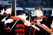 畢 業 典 禮 上 ， 校 長 張 紘 炬 （ 右 ） 親 自 為 博 士 畢 業 生 佩 帶 帔 巾 。 （ 攝 影 \ 韓兆容 ）