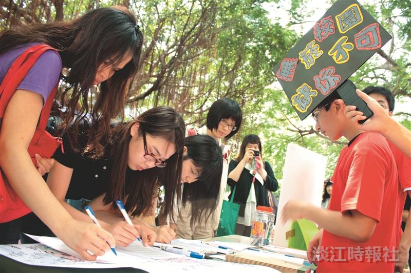 春暉社於 日在大學城舉行反菸連 署，獲得同學支持。︵攝影／羅廣群︶