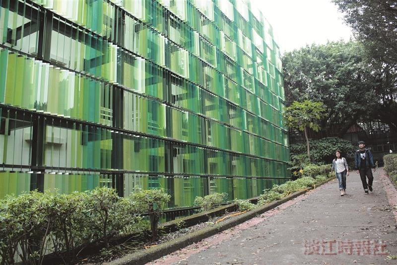 改裝後的教育學院大樓，外觀綠色玻璃讓行經的路人，被其美景與質感觸動，強烈感受與自然共處的意境。（攝 影／林奕宏）