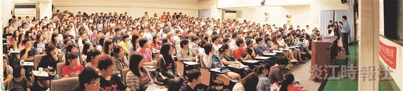 微軟總經理龔書哲以「年輕有微，提升軟實力」演講，現場吸引近4百名學生擠滿會場，（圖／產經三黃予賢提供）
