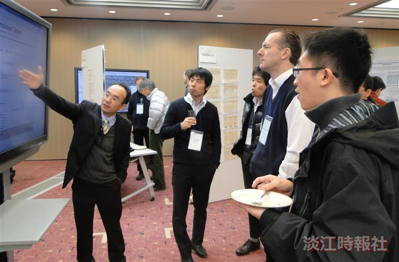 資管系助理教授戴敏育（上圖左一）帶領淡江資管團隊 （右圖）參加日本NTCIR國際資訊檢索評估競賽表現優異。（圖／杜駿提供）